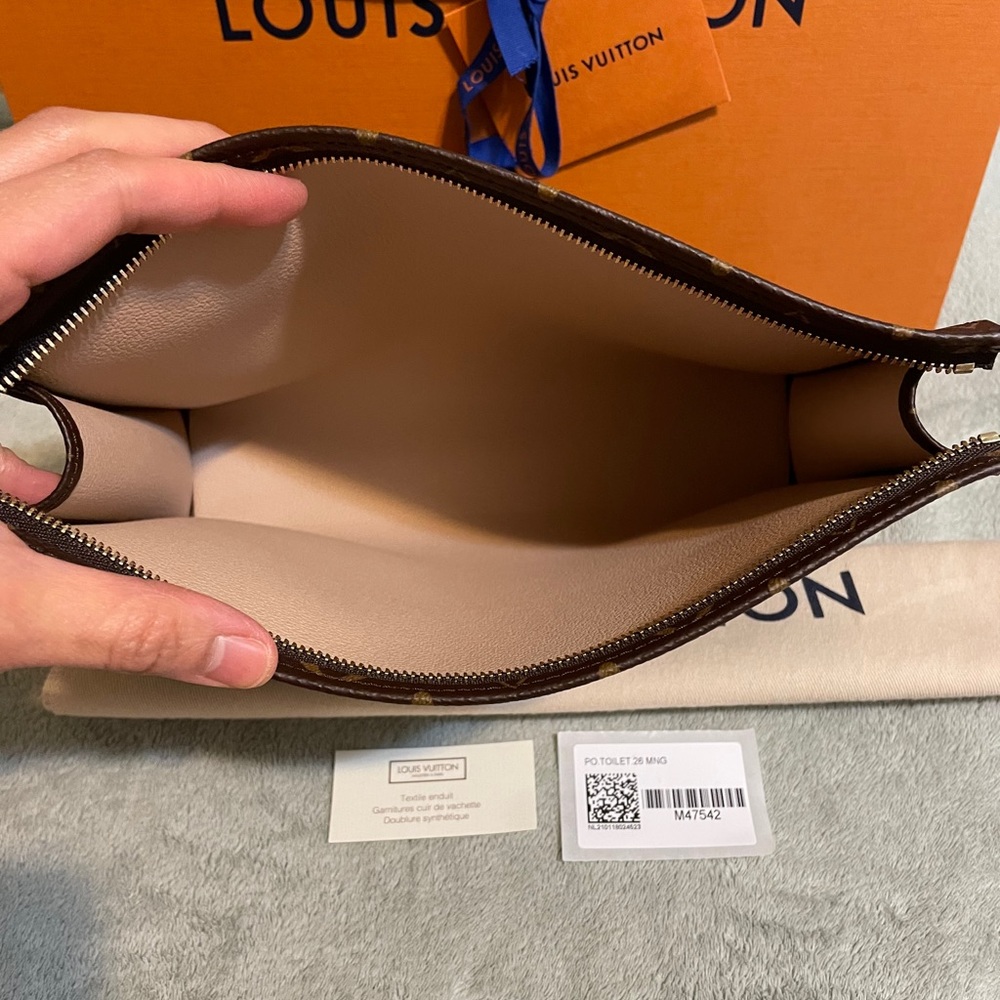 🛑SOLD🛑 Louis Vuitton Toiletry 26 Pouch - Picture 7 of 12